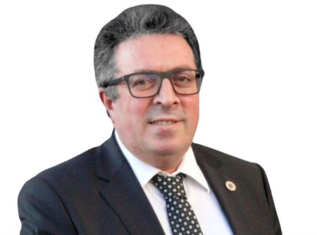 <strong style="vertical-align: baseline; font-family: Roboto; font-size: 16px; border: 0px none; outline: 0px; padding: 0px; margin: 0px; color: rgb(0, 0, 0); text-align: justify;">Süleyman Ekinci</strong><span style="color: rgb(0, 0, 0); font-family: Roboto; font-size: 16px; text-align: justify;">, 1970 yılında Kars’ta doğmuştur. İlk, orta ve lise öğrenimini Ankara’da tamamladıktan sonra Ankara Üniversitesi İktisadi ve İdari Bilimler Fakültesi Muhasebe bölümünden mezun olmuştur. Üniversite yıllarından itibaren birçok sivil toplum kuruluşunda aktif görev almış, yönetim kurulu üyeliği ve başkanlık görevlerinde bulunmuştur. Ankara Sanayi Odası ve Ticaret Odası meclis ve komisyonlarında görev almıştır. Ankara Ticaret Odasında plan ve bütçe komisyon üyeliği, komite başkanlığı, meclis üyeliği ve daha sonra yönetim kurulu üyeliği yapmıştır. Yassı Demir Çelik Üreticiler Derneği kurucu üyeliği görevlerinde bulunmuş, Ereğli Demir Çelik Fabrikaları temsilci üyeliği yapmıştır. 1988 yılından bu yana aktif olarak ticaretle uğraşmaktadır. Demir çelik sektöründe 35 yılı aşkın süredir faaliyet gösteren iki firmanın sahibidir. Ankara Profil Boru Yönetim Kurulu başkanıdır. SEY Metal kurucu ortakları arasında yer almış, halen aktif çalışma hayatına Ankara Profil Boru Yönetim Kurulu üyesi olarak devam etmektedir. Fenerbahçe Kulübü kongre üyeliği, OSİAD Başkanlığı ve TÜRKONFED Yönetim Kurulu Üyeliği ve İÇASİFED Başkanlığı görevini sürdürmektedir. Evli ve iki çocuk babasıdır.</span>