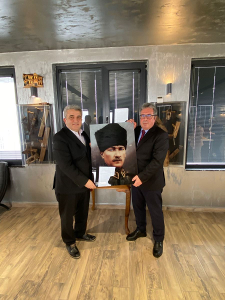 <p style="text-align: justify; "><b><span style="font-size: 18px;">İÇASİFED OCAK AYI YÖNETİM KURULU TOPLANTISI ÜYE DERNEĞİMİZ AKSİAD EV SAHİPLİĞİNDE GERÇEKLEŞTİRİLDİ.</span></b></p><p style="text-align: justify; "><br></p><p style="text-align: justify; "><span style="font-size: 18px;">İÇASİFED ocak ayı yönetim kurulu toplantısı üye derneklerimizden Akyurt Sanayici ve İş İnsanları Derneği (AKSİAD) ev sahipliğinde gerçekleştirildi. Toplantıya Başkan Süleyman Ekinci, Başkan Vekili Canan Karalar Yüksel, Sayman Kemal M. Bereket, Genel Sekreter Büşra Kesik Canbulut, Yönetim Kurulu Üyeleri Serhan Yıldız, Gözde Diker, E. Meral Güler, L. Yurdum Hasgül, Ekrem Soylu ve Ali Güzey katılım sağladılar.</span></p><p style="text-align: justify; "><br></p><p style="text-align: justify; "><span style="font-size: 18px;">2024 yılı faaliyet raporunun okunduğu toplantıda 2025 yılı plan ve projeleri hakkında istişarelerde bulunuldu. Nazik misafirperverlikleri için AKSİAD Yönetim Kurulu Başkanı Sn.Murat Karakaş'a teşekkür ederiz.</span></p>