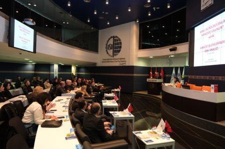 <p style="text-align: justify; "><span style="font-size: 18px;">T.C. Ticaret Bakanlığı, TÜRKONFED Finansmana Erişim Komisyonu ve İÇASİFED iş birliğiyle düzenlenen “İhracat Süreçleri ve Devlet Destekleri Eğitim Programı” Ankara Sanayi Odası Konferans Salonunda yapıldı.</span></p><p style="text-align: justify; "> <span style="font-size: 18px;">İÇASİFED Yönetim Kurulu ve TÜRKONFED Finansmana Erişim Komisyonu üyesi M. Esra Korkmazarslan'ın moderatörlüğünde yapılan eğitimde İÇASİFED Yönetim Kurulu Başkanı Süleyman Ekinci, TÜRKONFED Yönetim Kurulu Başkan Yardımcısı Prof. Dr. Yasemin Açık, federasyon ve dernek yönetim kurulu üyeleri ve sektör temsilcilerinin katıldığı eğitimde ihracat süreçleri hakkında detaylı bilgilerden bahsedildi.</span></p>