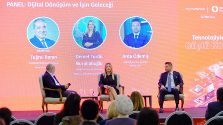 <p style="text-align: justify;"><span style="font-size: 18px;">Ankara Defterdarı Yüksel Duman ile KOSGEB Başkanlık Süreç Danışmanı Hasan Şenel'in de teşrif ettikleri etkinlikte, panel oturumu Dijital Dönüşüm Komisyonu Üyesi Tuğrul Baran, Vodafone Türkiye Kamu ve Bölgesel Satış Kıdemli Müdürü Demet Nurullahoğlu Türdü ve ARD Bilişim Teknolojileri Şirketi CEO'su Arda Ödemiş'in katılımlarıyla gerçekleşti.</span></p><p style="text-align: justify;"><span style="font-size: 18px;">KOBİ’lerin dijitalleşme yolunda karşılaştıkları bilgi eksikliği ve teknolojiye erişim zorluklarını gidermeyi amaçlayan proje etkinliğinde gerçekleştirilen sunumlar sonrasında katılımcılara soru-cevap imkanı ve B2B seansları için networking ortamı da sağlandı.</span></p>