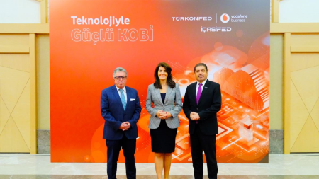 <p style="text-align: center;"><b><span style="font-size: 18px;">TEKNOLOJİYLE GÜÇLÜ KOBİ" ETKİNLİĞİ, </span></b></p><p style="text-align: center;"><b><span style="font-size: 18px;">İÇASİFED EV SAHİPLİĞİNDE BAŞARIYLA GERÇEKLEŞTİRİLDİ.</span></b></p><p style="text-align: center;"><br></p><p style="text-align: justify; "><span style="font-size: 18px;">TÜRKONFED ve Vodafone iş birliğiyle düzenlenen "Teknolojiyle Güçlü KOBİ" etkinliği, İÇASİFED ev sahipliğinde başarıyla gerçekleştirildi. İÇASİFED Yönetim Kurulu Başkanı Süleyman Ekinci, Vodafone Türkiye İcra Kurulu Başkan Yardımcısı Özlem Kestioğlu ve TÜRKONFED Yönetim Kurulu Başkanı Süleyman Sönmez'in açılış konuşmalarını gerçekleştirdiği etkinlikte İstanbul Topkapı Üniversitesi Rektörü, Akademisyen, Ekonomist &amp; Yazar Prof. Dr. Emre Alkin konuk konuşmacı olarak yerini aldı.</span></p>