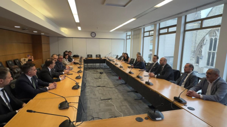 <p style="text-align: justify;"><span style="font-size: 18px;">Ziyaret kapsamında TBCCI (Turkish Chamber of Commerce &amp; Industry / Türk-İngiliz Ticaret ve Sanayi Odası) Başkanı Prof. Emma Edhem ve ULUS &amp; Co Certified Accountanst &amp; Tax Specialists firmasının sahibi Haydar Ulus'un konuğu olan İÇASİFED heyeti önemli temaslarda bulundular.</span></p><p style="text-align: justify;"><span style="font-size: 18px;">Kurum ziyaretleri kapsamında Türkiye-İngiltere arasında gerçekleştirilen ekonomik ilişkileri, yeni iş fırsatları, şirketleşme, markalaşma, vergisel ve hukuksal boyutlar ile finansman konularında oldukça kapsamlı bilgiler edinildi. Ayrıca TBCCI ile Türkiye Arasında direkt bir kapı açılması, ticaret yollarına erişimde kolaylıklar sağlanması, kadın yöneticilerin önemi ve benzer sektörlerdeki iş birlikleri konusunda daha sıkı bağlantılar kurulması adına istişarelerde bulunuldu.</span></p>