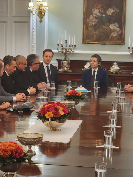 <p style="text-align: justify; "><b><span style="font-size: 18px;">İÇASİFED’DEN LONDRA ÇIKARMASI!</span></b></p><p style="text-align: justify; "><br></p><p style="text-align: justify; "><span style="font-size: 18px;">İÇASİFED Yönetim Kurulu Başkanı Süleyman Ekinci, Yönetim Kurulu Üyesi M. Esra Korkmazarslan, İÇASİFED Yönetim Kurulu Üyesi ve üye derneklerimizden OSİAD Yönetim Kurulu Başkanı Esat Hisarcıklılar, OSİAD Yönetim Kurulu Başkan Vekili Tamer Tuğlu, Başkan Yardımcısı Mert Taş, Genel Sekreter Av. Emrah Çağrı Yeni, Sayman Ahmet Erbasan, Yönetim Kurulu Üyeleri Onur Öztuna, İsmail Kayaaslan, Ali Pehlivan, Denetim Kurulu Üyesi Ömer Soylu, Mehmet Ali Hıdır, Mehmet Öztürk ve Ali Candaş Korkmazaraslan “İÇASİFED İş ve Kültür Seyahati” kapsamında Londra’ya ziyaret gerçekleştirdiler.</span></p>