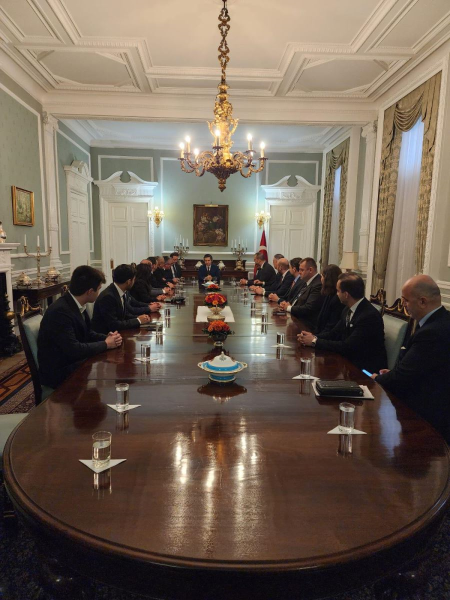 <p style="text-align: justify; "><span style="font-size: 18px;">İÇASİFED heyeti, kurumsal ziyaretlerin üçüncü gününde Türkiye Büyükelçilik Rezidansı'nı ziyaret ederek T.C. Londra Büyükelçisi Sayın Osman Koray Ertaş'a nezaket ziyaretinde bulundular.</span></p><p style="text-align: justify; "><span style="font-size: 18px;">Ziyaret esnasında Sayın Büyükelçi Osman Koray Ertaş, Türkiye-İngiltere ticari ilişkileri, ihracat olanakları ve yatırım fırsatları hakkında bilgilendirmeler yaparken, aynı zamanda da yapılan her yatırımda Türkiye'nin çıkarlarının gözetilmesinin önemine de ayrıca vurgu yaptı. Ayrıca, Türkiye'ye gelir ve fayda sağlayacak her türlü ticari girişim ve iş birliği konusunda büyükelçiliğin destek vermeye hazır olduğunu da belirtti. </span></p><p style="text-align: justify; "><span style="font-size: 18px;">Londra seyahatimizde kurum ziyaretleri kapsamında bizleri büyük bir misafirperverlikle Türkiye Büyükelçilik Rezidansı'nda misafir eden T.C. Londra Büyükelçimiz Sayın Osman Koray Ertaş'a teşekkür ederiz.</span><span style="font-size: 18px;"></span></p>