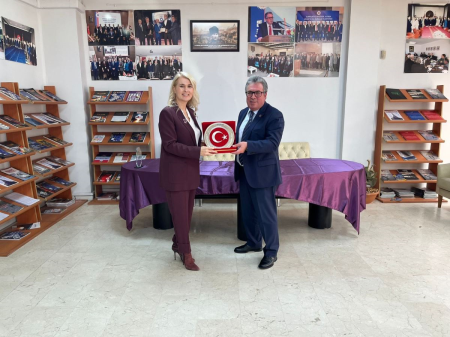 <p style="text-align: justify; "><span style="font-size: 18px;">Üye derneklerimizden ANGİKAD Yönetim Kurulu Başkanı Gözde Diker, Yönetim Kurulu Başkan Yardımcısı Züleyha Özcan, Genel Sekreter Fatma Tuğçe Taşcı, Sayman İrem İşler, Yönetim Kurulu Üyeleri Pelin Gezeryel, Hafize Altınsoy, Yeşim Ekinci Kaya ve Sibel Kılıçaslan Metin, İÇASİFED'e ziyarette bulundular.&nbsp;</span></p><p style="text-align: justify; "><br></p><p style="text-align: justify; "><span style="font-size: 18px;">İÇASİFED Yönetim Kurulu Başkanı Süleyman Ekinci ev sahipliğinde gerçekleştirilen ziyarette, İÇASİFED Yönetim Kurulu Başkan Yardımcısı Ö. Tayfun Angın, Yönetim Kurulu Üyeleri Esat Hisarcıklılar, Ekrem Soylu ve OSİAD Yönetim Kurulu Başkan Yardımcısı Mert Taş da yerlerini aldılar.</span></p><p style="text-align: justify; "><br></p><p style="text-align: justify; "><span style="font-size: 18px;">Federasyon ve dernek arasındaki güçlü iletişim ve iş birliğinin gerçekleştirilmesi konularının görüşüldüğü ziyarette, 2026 yılında gerçekleştirilecek ortak projeler hakkında da istişarelerde bulunuldu.</span></p>