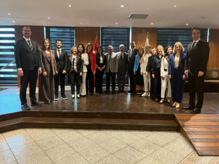 <p style="text-align: justify;"><span style="font-size: 18px;">TÜRKONFED üyesi Candaş Korkmazarslan; İstanbul kurum ziyaretleri kapsamında, Sektörel Dernekler Federasyonu (SEDEFED) Yönetim Kurulu Başkanı Emine Erdem’e ve yönetim kurulu üyelerine, TÜRKONFED Yönetim Kurulu Başkanı Süleyman Sönmez'e ve TÜSİAD Yönetim Kurulu Başkanı Ozan Diren'e nezaket ziyaretinde bulunarak başarı dileklerini ilettiler.</span></p><p><br></p><p style="text-align: justify;"><span style="font-size: 18px;">Ziyaretlerde; üye dernek ve federasyon ilişkilerinin gücünden bahsedilirken, birlikte gerçekleştirilecek iş birlikleri ve yapılacak projeler hakkında da detaylı istişarelerde bulunuldu.</span></p>